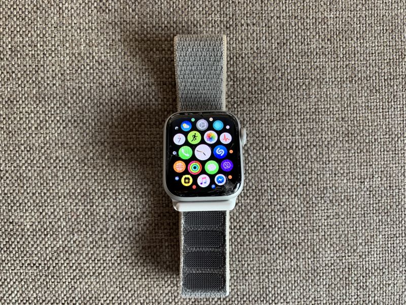Apple Watch Series 4 40mm ezüst alumínium tok kagylófehér sportpánttal