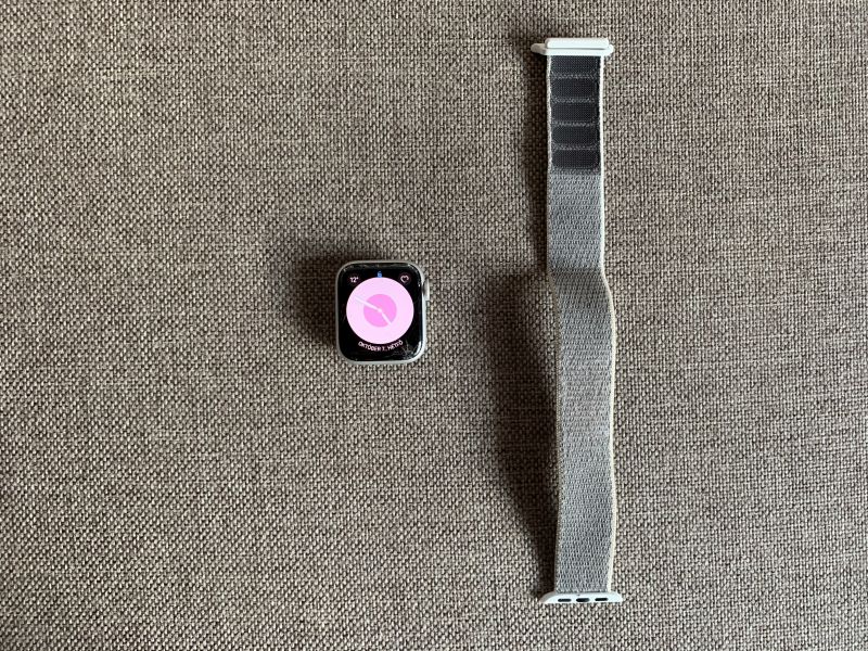 Apple Watch Series 4 40mm ezüst alumínium tok kagylófehér sportpánttal