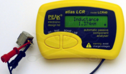 Vizsgálóműszer passzív áramköri elemekre - Peak Atlas (LCR40M)